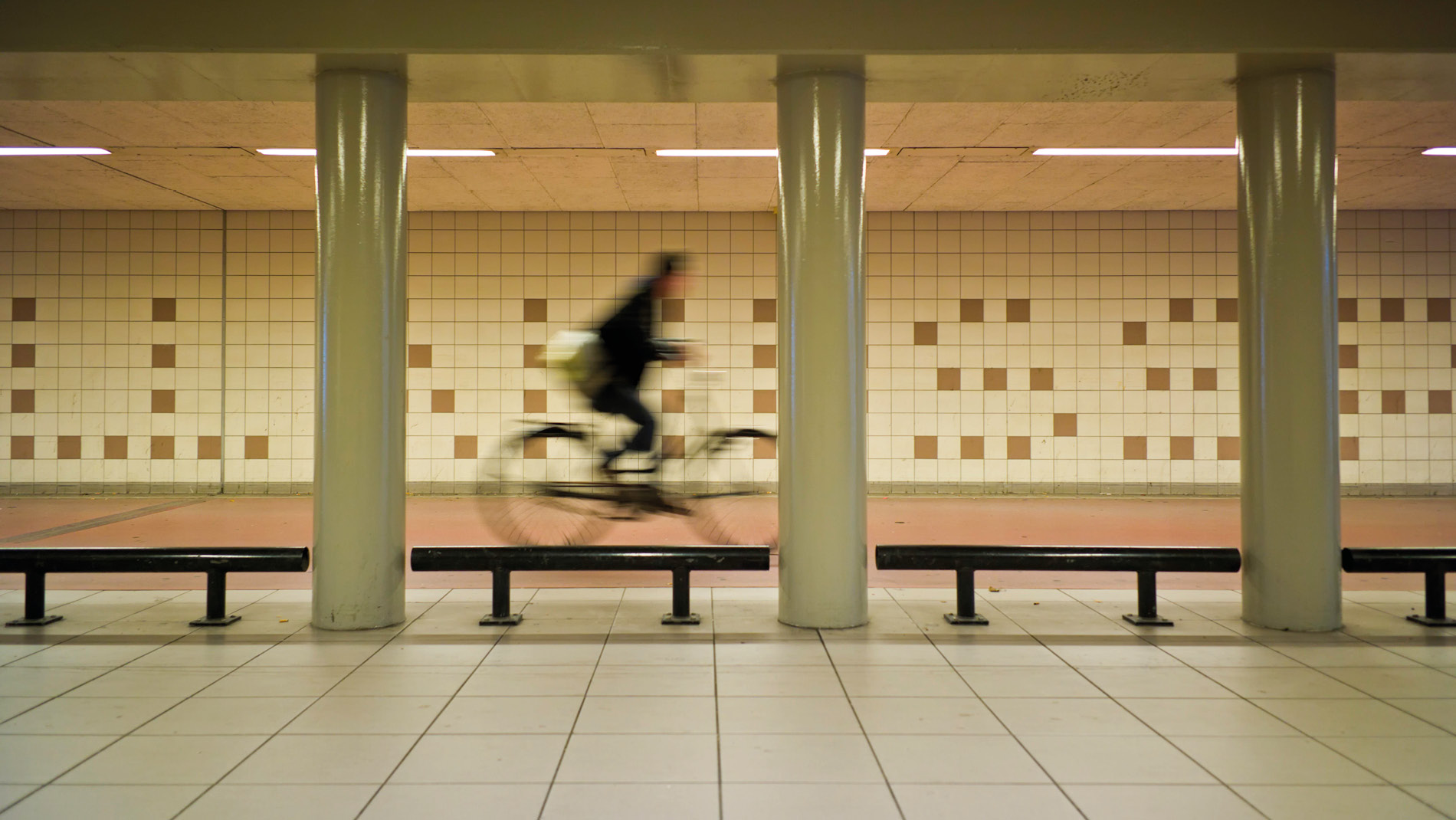 Fietser in tunnel