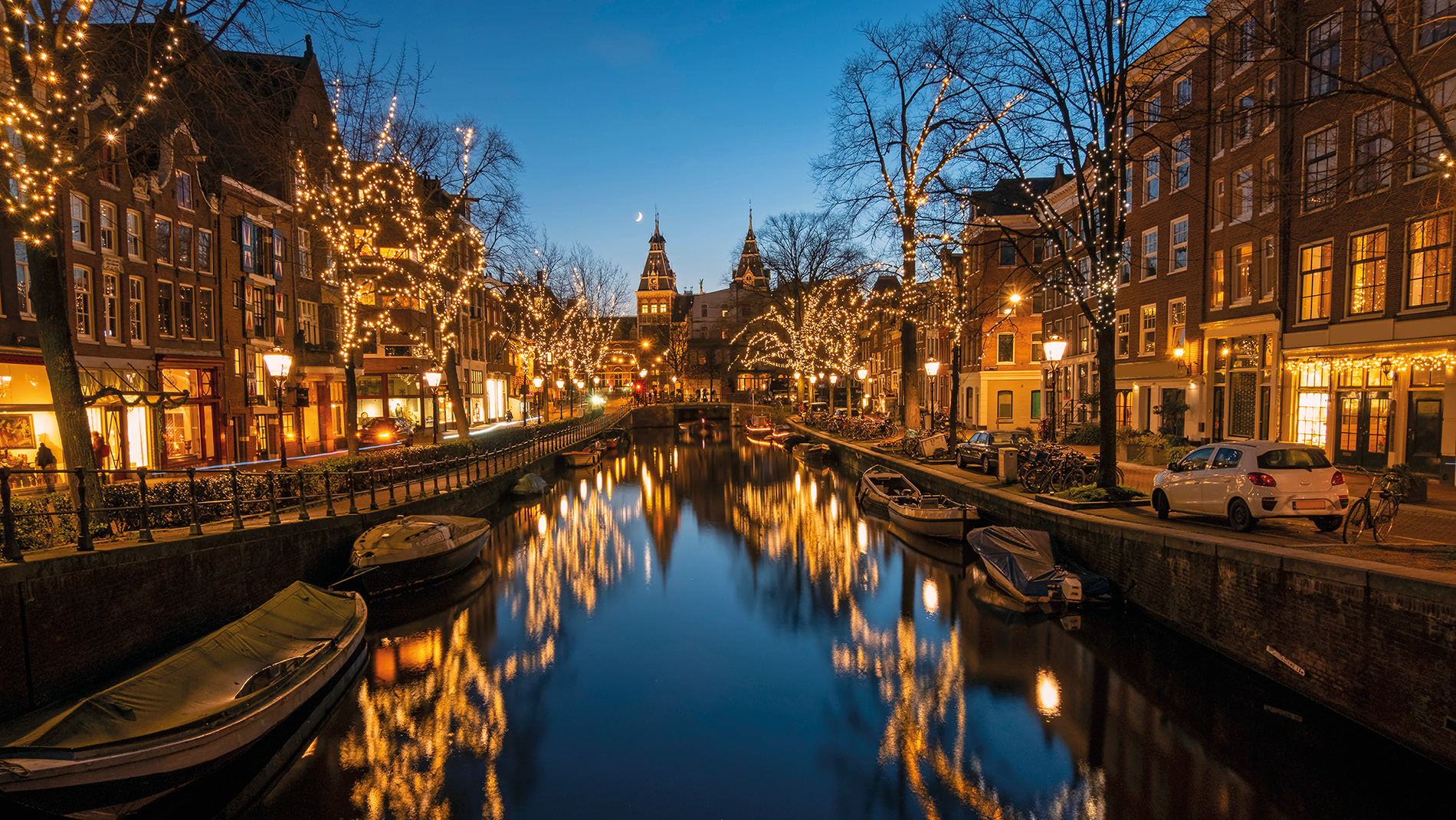 Verlicht stadskanaal in de avond